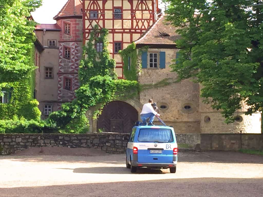 Bayerischer Rundfunk fvor dem Wasserschloss